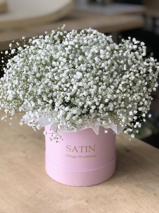 Композиция из гипсофилы в шляпной коробке, артикул F92500 - 3800 рублей, доставка по городу. Flawery - доставка цветов