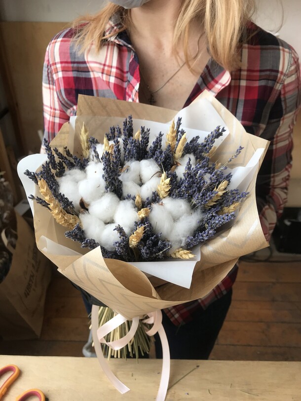 Букет из лаванды и хлопка, артикул F92503 - 4200 рублей, доставка по городу. Flawery - доставка цветов