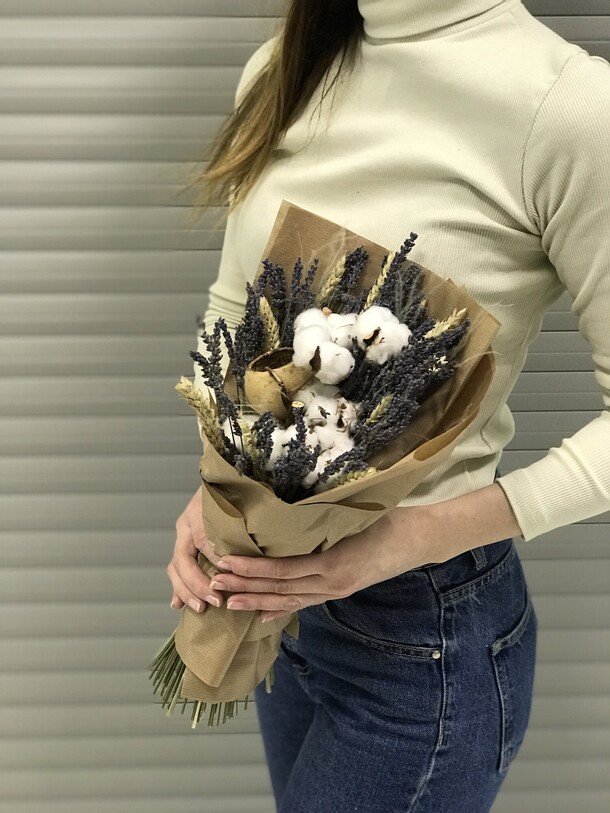 Букет с лавандой, артикул F96756 - 3182 рублей, доставка по городу. Flawery - доставка цветов