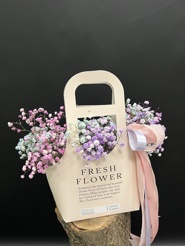 Сумочка с радужной гипсофилой, артикул F1295353 - 1900 рублей, доставка по городу. Flawery - доставка цветов