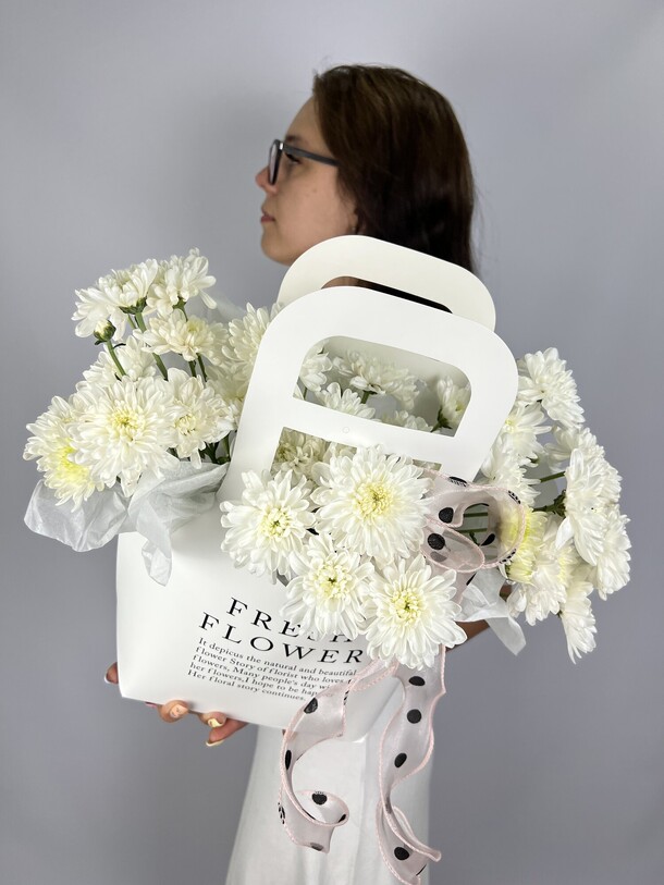 Хризантема белая в сумочке, артикул F1320155 - 3500 рублей, доставка по городу. Flawery - доставка цветов