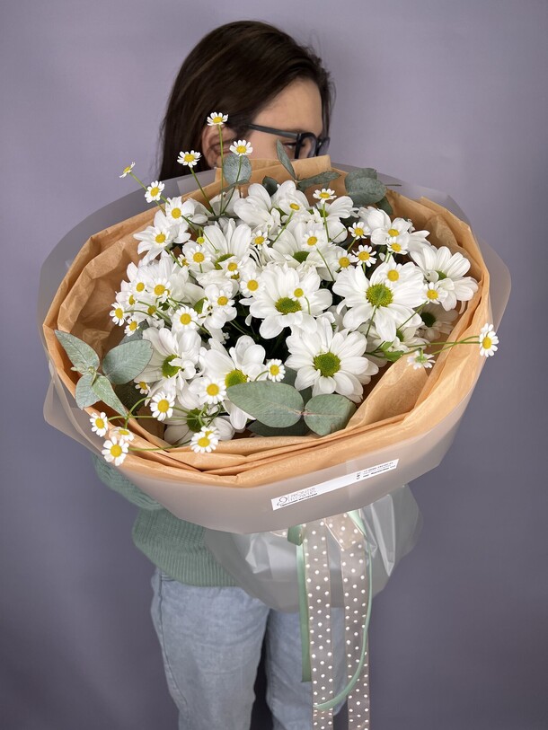 Ромашки с эвкалиптом, артикул F1377923 - 3600 рублей, доставка по городу. Flawery - доставка цветов