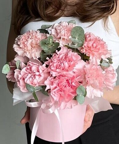 Гвоздика розовая с эвкалиптом в шляпной коробке, артикул F1167802 - 5800 рублей, доставка по городу. Flawery - доставка цветов