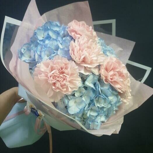 Гортензия с гвоздиками в розово голубых тонах, артикул F1203155 - 5478 рублей, доставка по городу. Flawery - доставка цветов