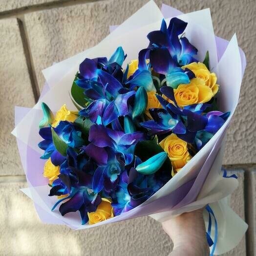 Космические орхидеи с розами в сине жёлтых тонах, артикул F1206816 - 6640 рублей, доставка по городу. Flawery - доставка цветов