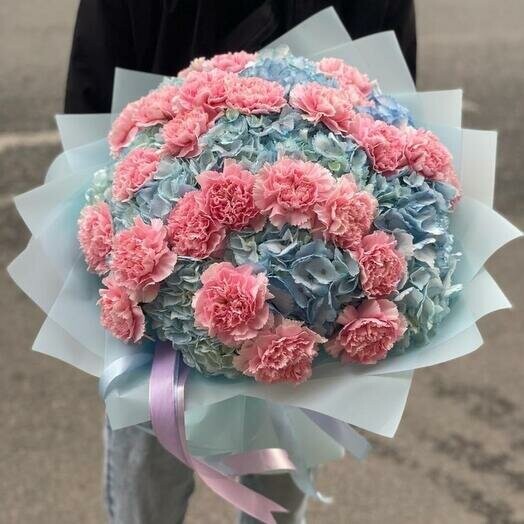 Гвоздики и гортензии в розово голубых тонах, артикул F1216774 - 18973 рублей, доставка по городу. Flawery - доставка цветов