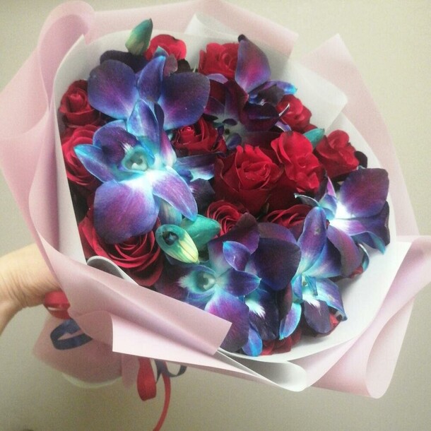 Розы с орхидеями в красно синих тонах, артикул F1238327 - 10740 рублей, доставка по городу. Flawery - доставка цветов