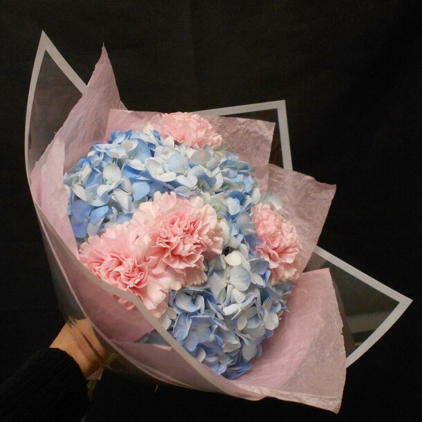 Гортензии с гвоздиками в розово голубых тонах, артикул F1239632 - 7496 рублей, доставка по городу. Flawery - доставка цветов