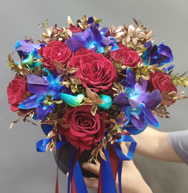 Букет роз с орхидеями в шляпной коробке, артикул F1300041 - 12999 рублей, доставка по городу. Flawery - доставка цветов