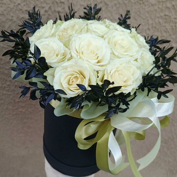 Розы в шляпной коробке, артикул F1303419 - 12500 рублей, доставка по городу. Flawery - доставка цветов