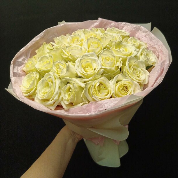 Букет из 25 роз, артикул F1392841 - 9854 рублей, доставка по городу. Flawery - доставка цветов