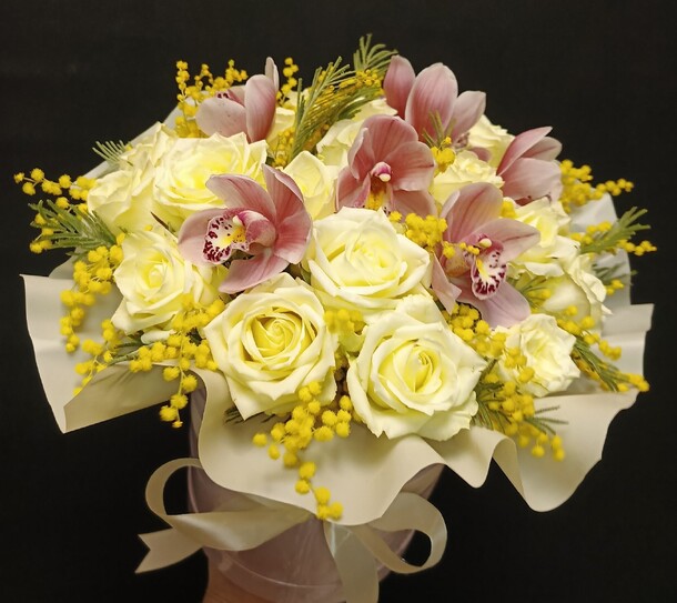 Весенний букет в шляпной коробке, артикул F1393143 - 9130 рублей, доставка по городу. Flawery - доставка цветов