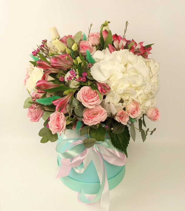 Коробка с цветами "тиффани", артикул F1070507 - 10500 рублей, доставка по городу. Flawery - доставка цветов