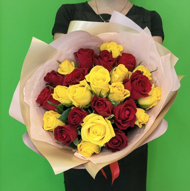 Букет из роз яркий день, артикул F1072053 - 7900 рублей, доставка по городу. Flawery - доставка цветов