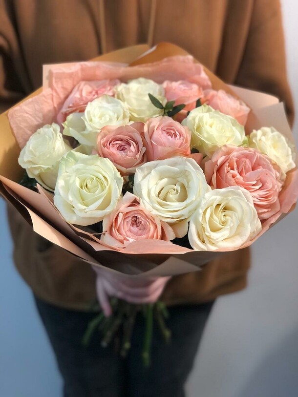 Шикарный букет роз, артикул F1105336 - 9900 рублей, доставка по городу. Flawery - доставка цветов