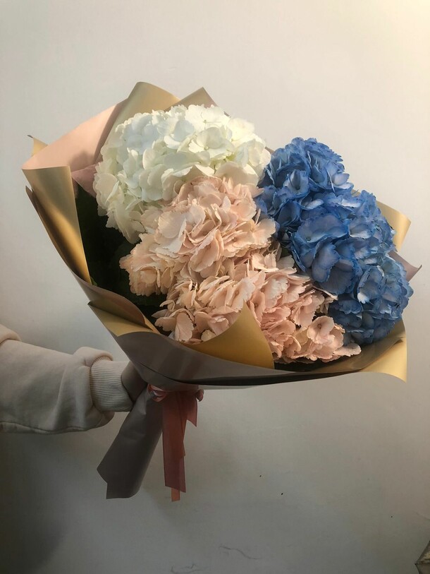 Букет с гортензией воздух, артикул F1108621 - 3900 рублей, доставка по городу. Flawery - доставка цветов