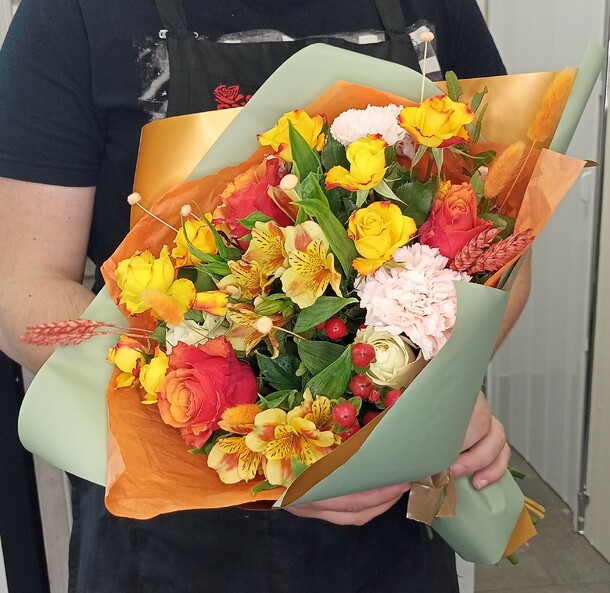 Букет с розами богатый урожай, артикул F1142044 - 4990 рублей, доставка по городу. Flawery - доставка цветов