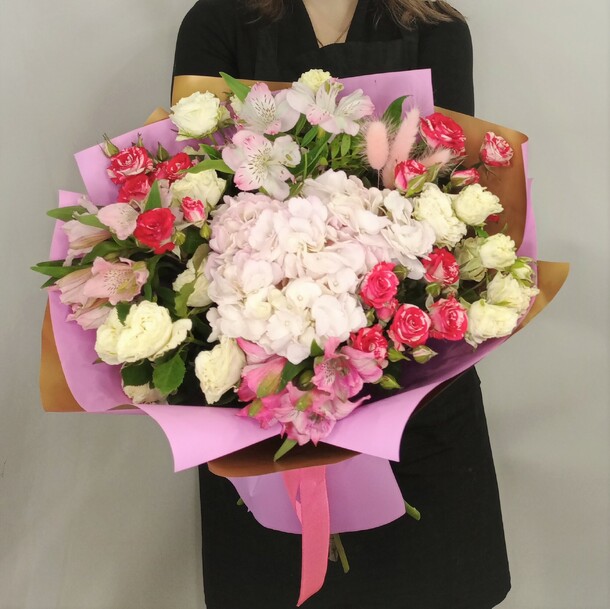 Букет с гортензией шикарный день, артикул F1257802 - 6500 рублей, доставка по городу. Flawery - доставка цветов