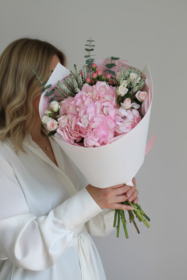 Букет с гортензией "аморе", артикул F1521171 - 4300 рублей, доставка по городу. Flawery - доставка цветов