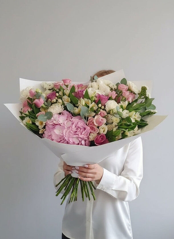 Букет с гортензией и розами "романтика", артикул F1521204 - 11500 рублей, доставка по городу. Flawery - доставка цветов