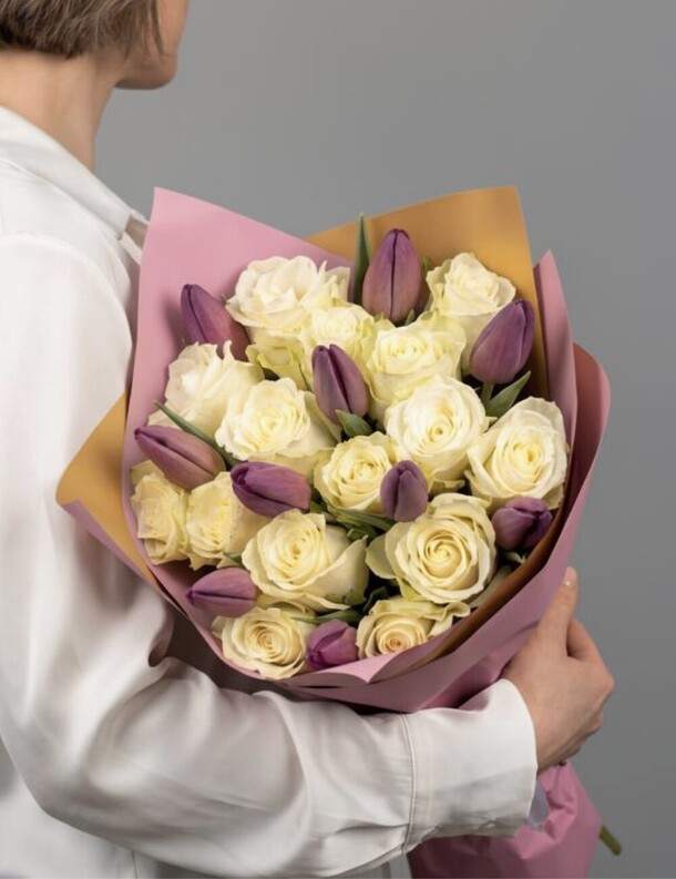 Букет из роз и тюльпанов черничка в шоколаде, артикул F1532651 - 8590 рублей, доставка по городу. Flawery - доставка цветов