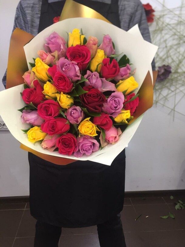 Букет из 33 роз микс фиеста, артикул F93791 - 9900 рублей, доставка по городу. Flawery - доставка цветов