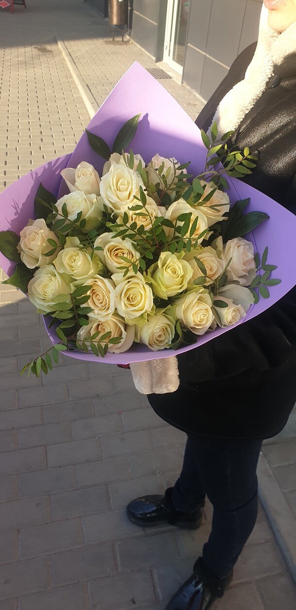 Букет белых роз, артикул F100666 - 5566 рублей, доставка по городу. Flawery - доставка цветов