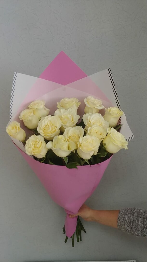 Белые розы в фоамиране, артикул F108394 - 10146 рублей, доставка по городу. Flawery - доставка цветов