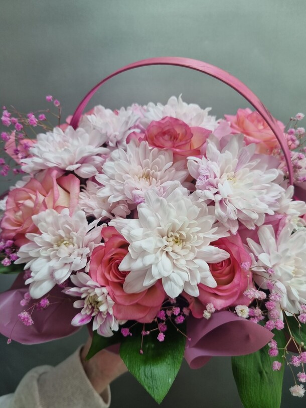 Корзина с розами и хризантемой, артикул F1106552 - 5445 рублей, доставка по городу. Flawery - доставка цветов