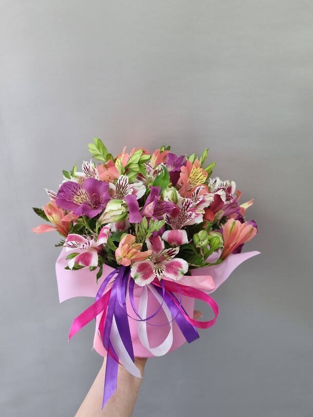 Композиция из цветной альстромерии, артикул F1125264 - 5880 рублей, доставка по городу. Flawery - доставка цветов