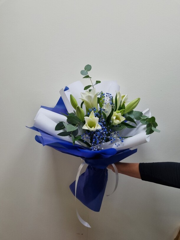 Букет из лилий, артикул F1140729 - 5100 рублей, доставка по городу. Flawery - доставка цветов