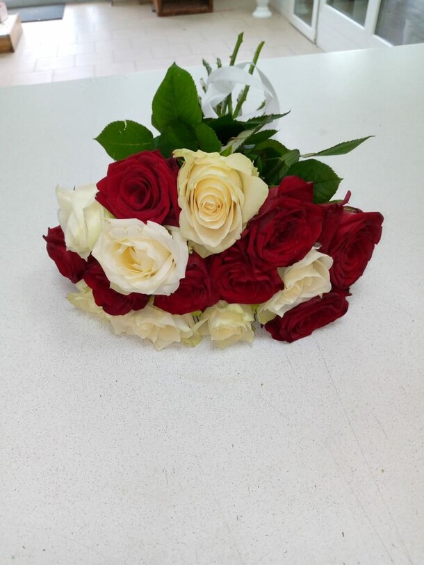 Букет красных и  белых роз, артикул F1142741 - 3060 рублей, доставка по городу. Flawery - доставка цветов