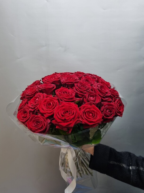 31 красная роза, артикул F1152513 - 8374 рублей, доставка по городу. Flawery - доставка цветов