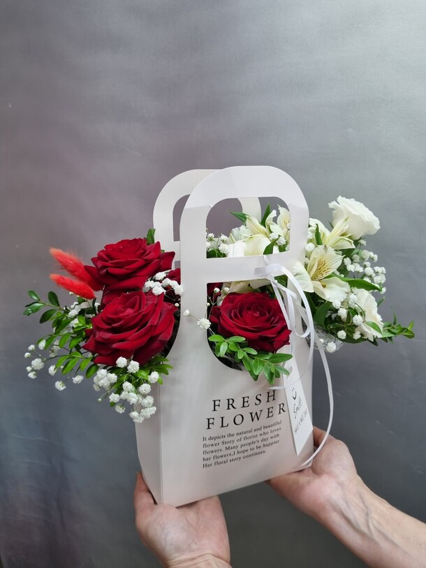 Сумка с цветами, артикул F1161229 - 2738 рублей, доставка по городу. Flawery - доставка цветов