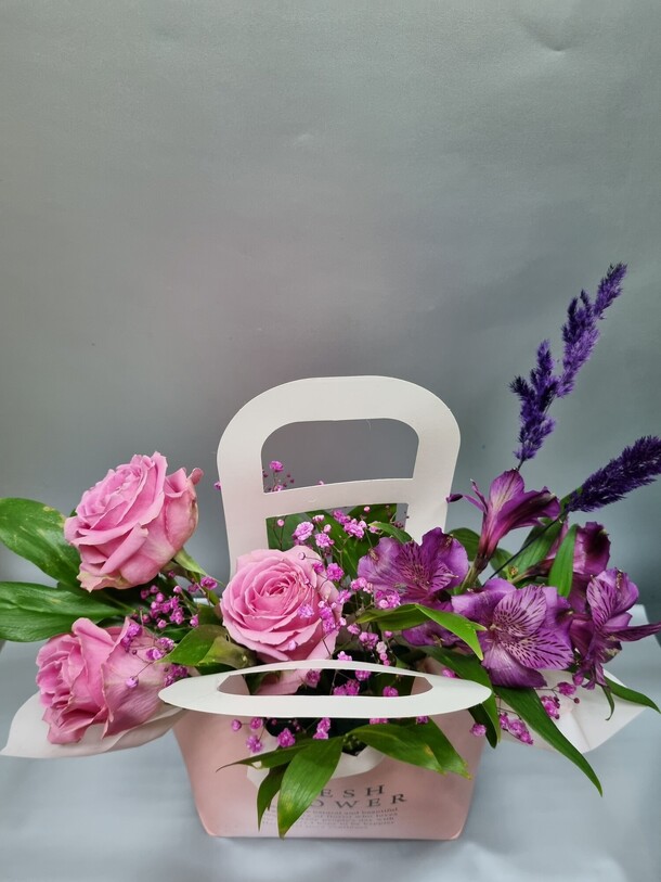 Сумка с цветами, артикул F1164393 - 2254 рублей, доставка по городу. Flawery - доставка цветов