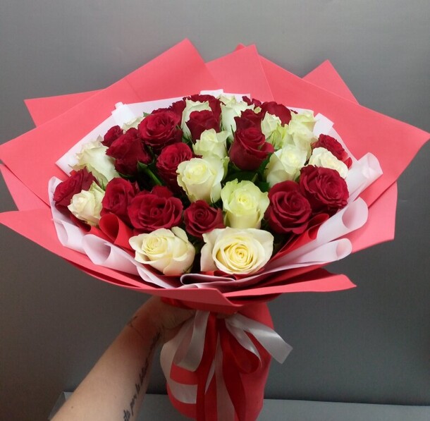 Букет  красно белых роз, артикул F1222885 - 10099 рублей, доставка по городу. Flawery - доставка цветов