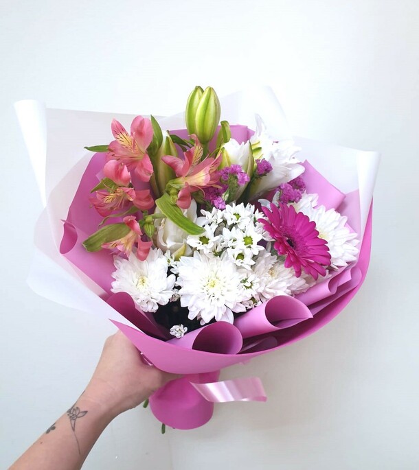 Букет из лилии, альстромерии, хризантемы, артикул F1311676 - 3509 рублей, доставка по городу. Flawery - доставка цветов