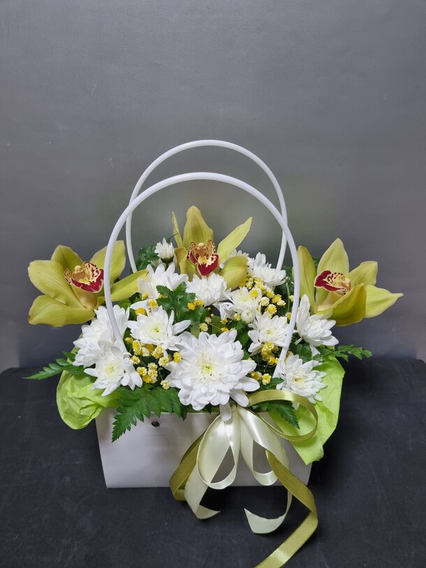 Орхидеи и хризантема в сумочке, артикул F1333058 - 3200 рублей, доставка по городу. Flawery - доставка цветов