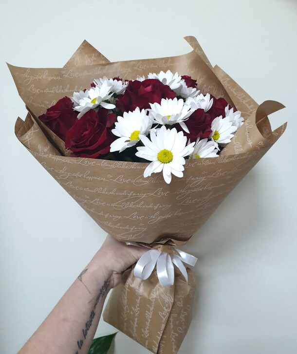 Букет из роз и ромашковой хризантемы, артикул F1344472 - 3449 рублей, доставка по городу. Flawery - доставка цветов