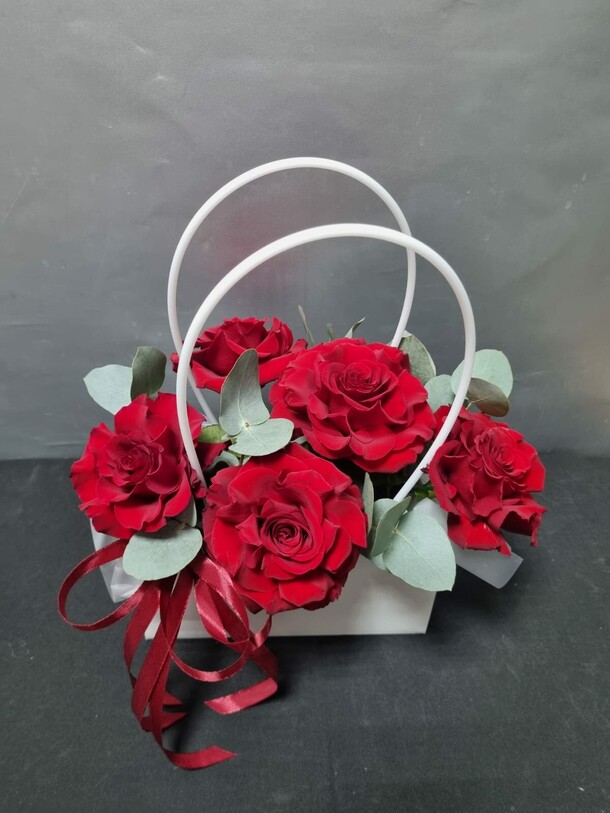 Красные розы в сумке, артикул F1367107 - 2360 рублей, доставка по городу. Flawery - доставка цветов