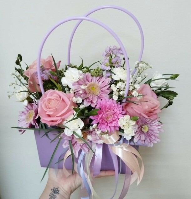 Сумочка с розами и хризантемой, артикул F1437534 - 2700 рублей, доставка по городу. Flawery - доставка цветов