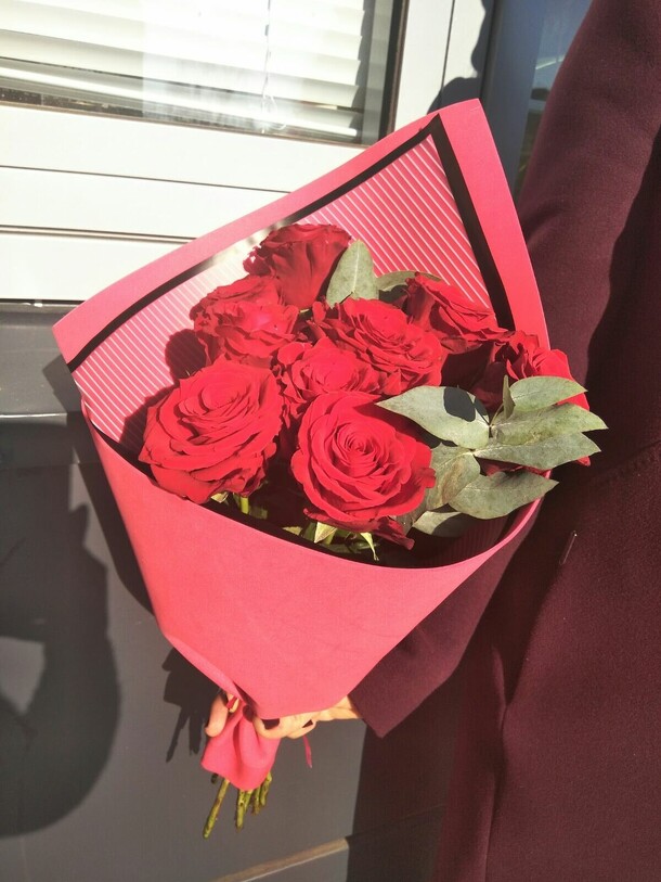 Красные розы, артикул F98404 - 2299 рублей, доставка по городу. Flawery - доставка цветов