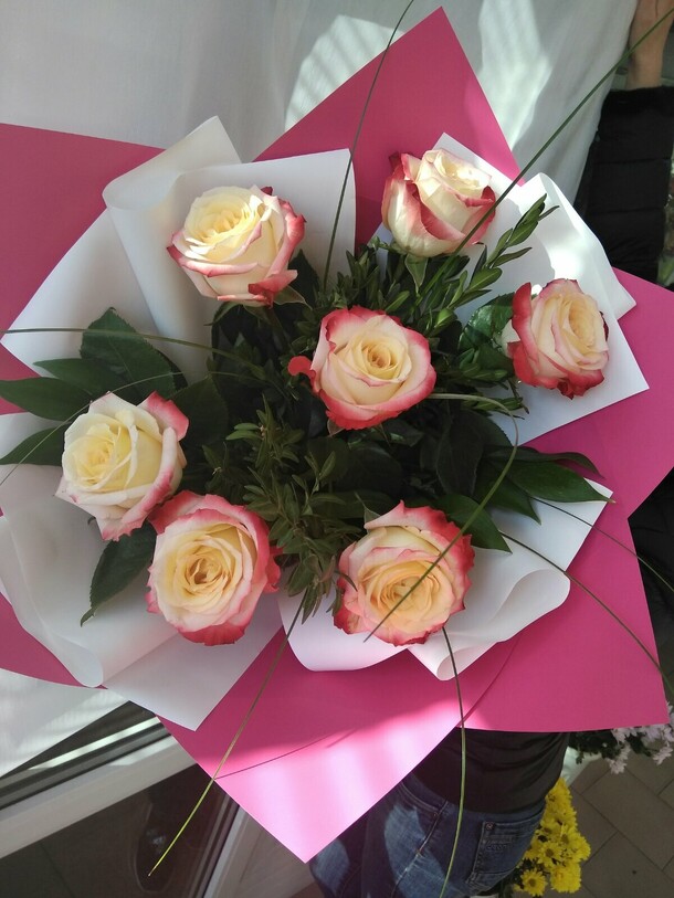 Букет шикарных роз, артикул F98682 - 3543 рублей, доставка по городу. Flawery - доставка цветов