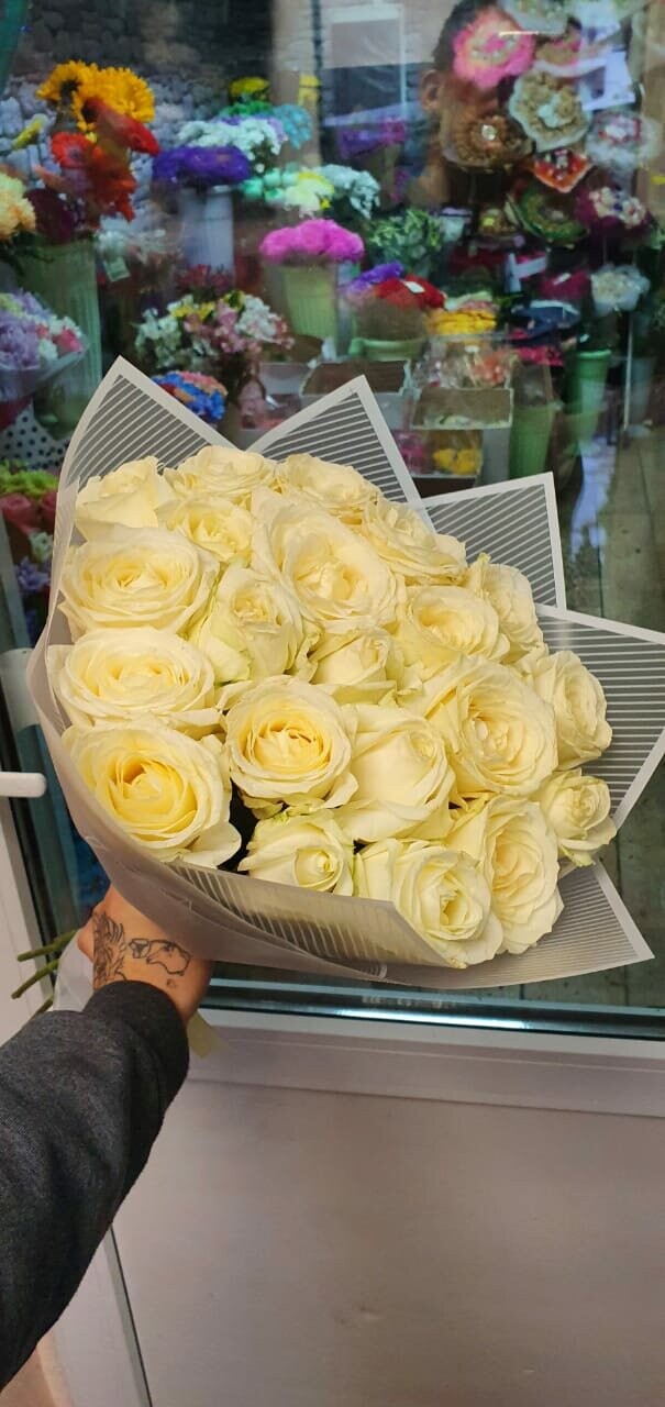 Букет белых роз «соната», артикул F101134 - 6790 рублей, доставка по городу. Flawery - доставка цветов