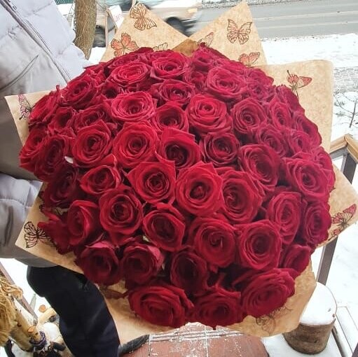 Букет красных роз 55 шт в крафте, артикул F102515 - 16500 рублей, доставка по городу. Flawery - доставка цветов