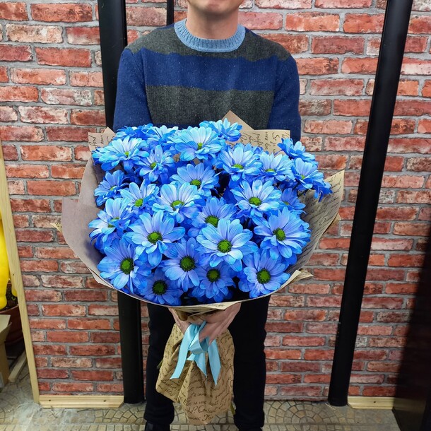 Букет синих хризантем, артикул F1088985 - 3650 рублей, доставка по городу. Flawery - доставка цветов