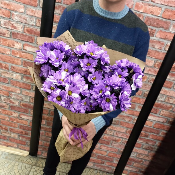 Букет фиолетовых хризантем, артикул F1088987 - 3650 рублей, доставка по городу. Flawery - доставка цветов