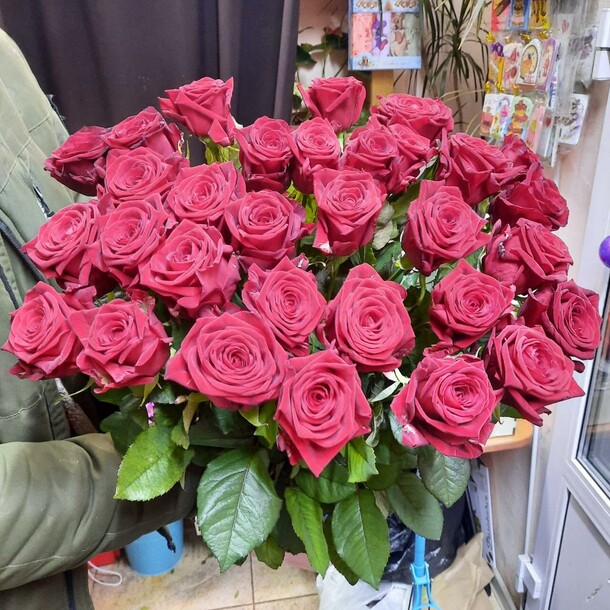 Подмосковная роза ред наоми, артикул F1092227 - 8900 рублей, доставка по городу. Flawery - доставка цветов