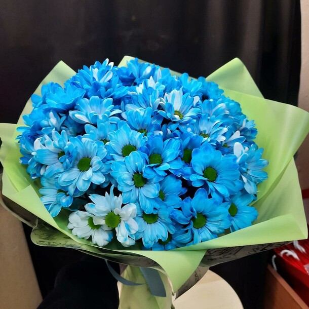 Букет кустовых хризантем «голубая ромашка», артикул F1092359 - 4900 рублей, доставка по городу. Flawery - доставка цветов