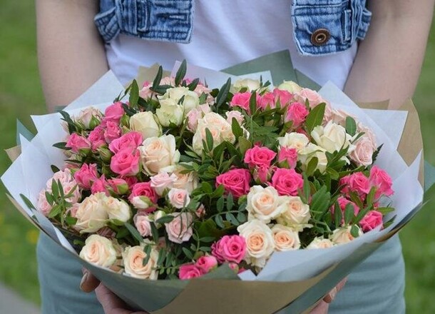 Букет кустовых роз «шелест», артикул F1092403 - 14200 рублей, доставка по городу. Flawery - доставка цветов